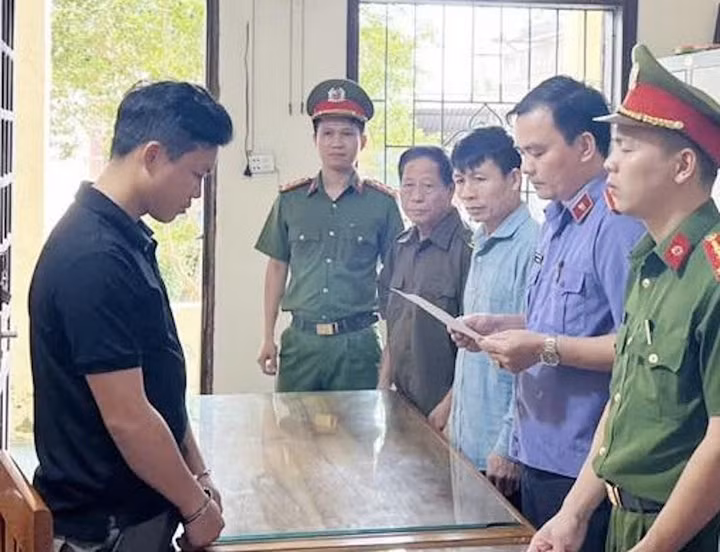 Lực lượng chức năng đang thực hiện lệnh bắt với Đậu Giang Sơn. (Ảnh: CAHT)