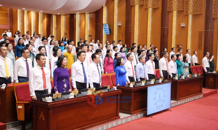 Các đại biểu làm lễ chào cờ, khai mạc Kỳ họp.