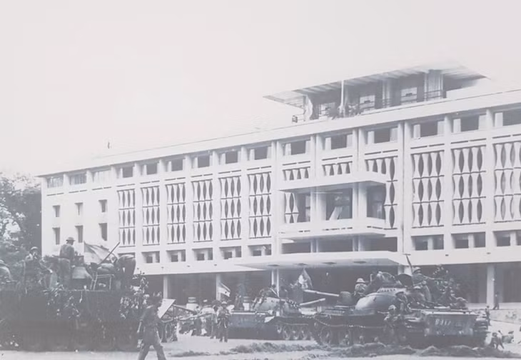 Hội quân tại Dinh Độc Lập, trưa 30/4/1975. Ảnh: Trần Mai Hưởng
