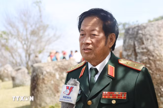 Trung tướng Nguyễn Tiến Long, Phó Chủ tịch thường trực Trung ương Hội Hữu nghị Việt-Lào, trả lời một cuộc phỏng vấn của phóng viên Thông tấn xã Việt Nam. (Ảnh: Xuân Tú/TTXVN)