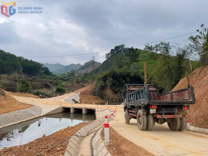 Đập tràn và đường liên xóm Lâm Nghiệp - Khe Lạn, xã Đồng Sơn (TP Hạ Long) vừa hoàn thành giúp bà con hai bên thoát khỏi cảnh chia cắt khi có mưa lũ.