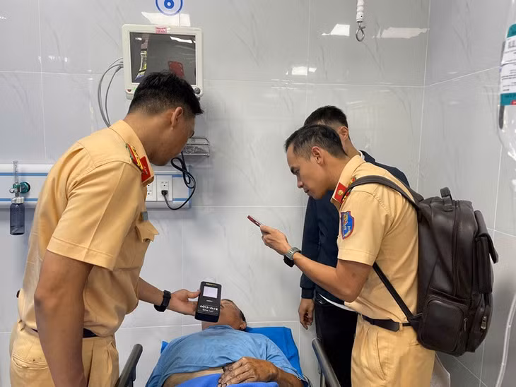 Lực lượng chức năng kiểm tra nồng độ cồn đối với tài xế Phan Đình Dư. Ảnh: CTV
