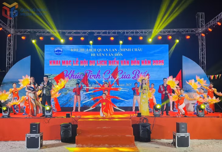 Lễ hội quy tụ nhiều ca sĩ nổi tiếng của tỉnh Quảng Ninh.