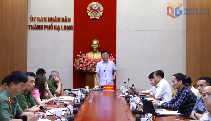 Đồng chí Nguyễn Tiến Dũng, Chủ tịch UBND thành phố phát biểu ý kiến. 