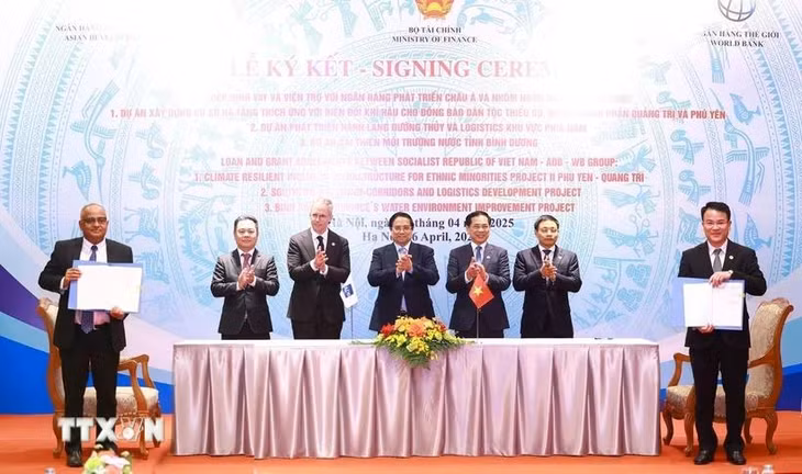 Thủ tướng Phạm Minh Chính chứng kiến Lễ ký kết các hiệp định vay và viện trợ giữa Việt Nam với Ngân hàng Phát triển châu Á (ADB) cho Dự án Phát triển cơ sở hạ tầng đồng bào dân tộc thiểu số ứng phó với biến đổi khí hậu tại tỉnh Phú Yên và Quảng Trị, vay vốn ADB. (Ảnh: Dương Giang/TTXVN)