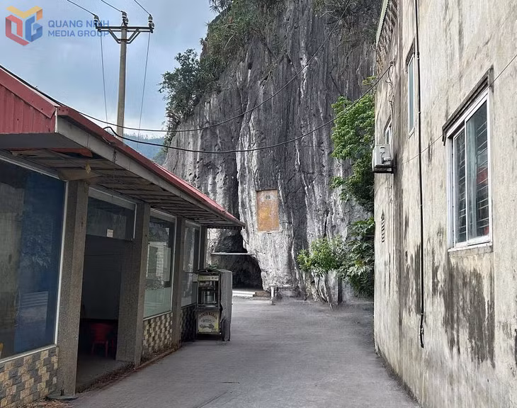 Di tích hang núi Đá Chồng tại phường Cẩm Thạch, TP Cẩm Phả.