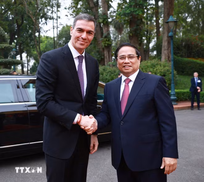 Thủ tướng Phạm Minh Chính đón Thủ tướng Tây Ban Nha Pedro Sánchez. (Ảnh: Dương Giang/TTXVN)