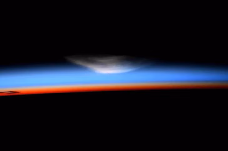 Pettit chứng kiến tàu Starship 8 không người lái của SpaceX vỡ ra trong tầng khí quyển phía trên và rơi trở lại Trái Đất vào ngày 6/3. Ảnh: Don Pettit/NASA.