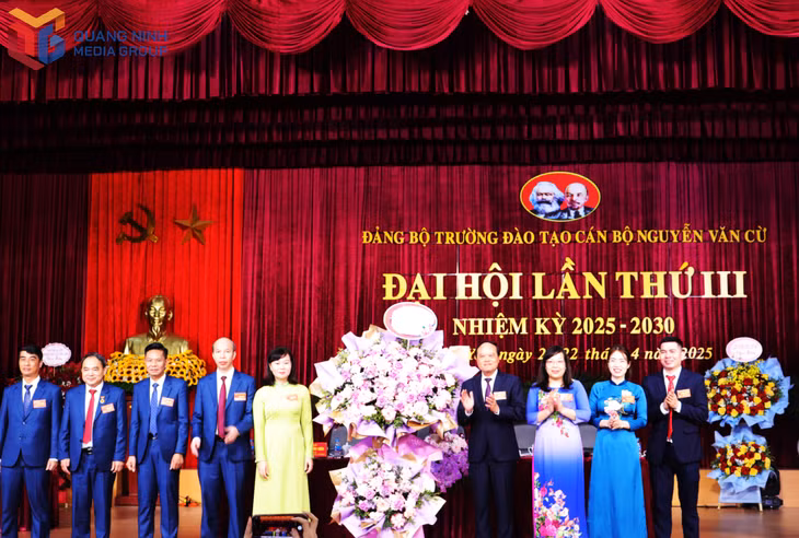 Lãnh đạo Đảng uỷ các cơ quan Đảng tỉnh tặng hoa chúc mừng đại hội.