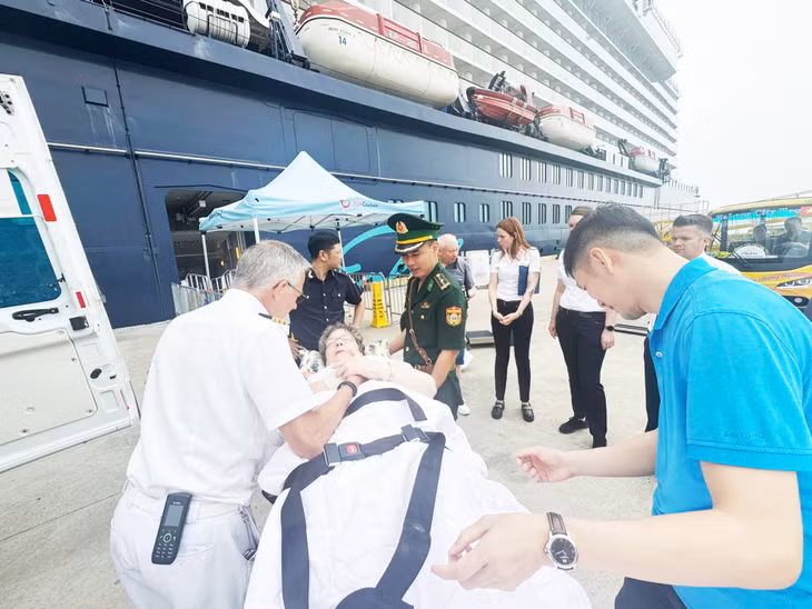Cán bộ Đồn BPCKC Hòn Gai phối hợp với các lực lượng chức năng đưa nạn nhân đến bệnh viện cấp cứu.