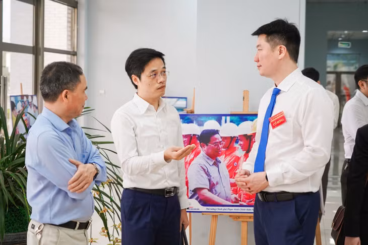 Các cổ đông trao đổi bên lề Đại hội.