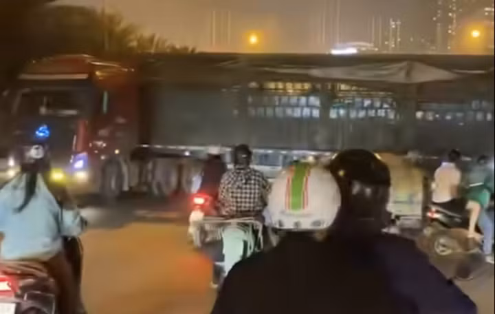 Xe đầu kéo đang di chuyển bất ngờ quay đầu đi ngược chiều.