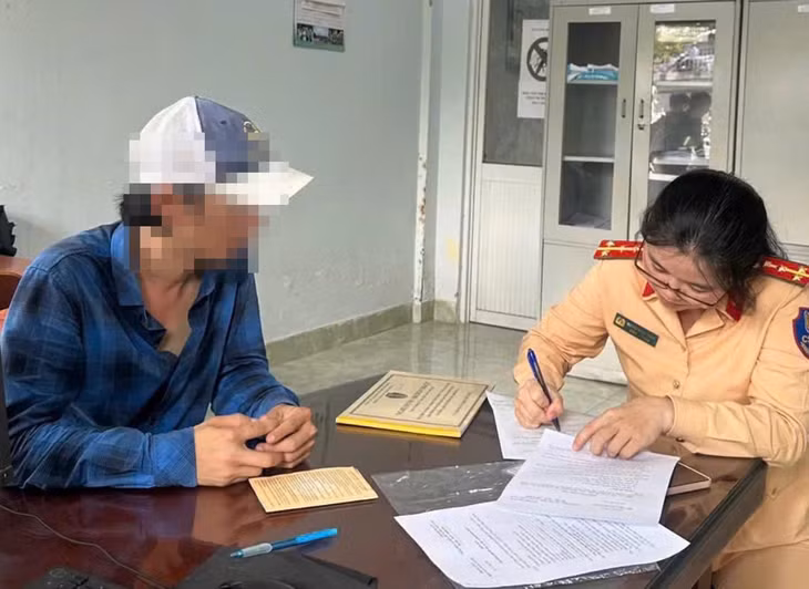 Ông L.V.P làm việc với CSGT. Ảnh: Công an cung cấp