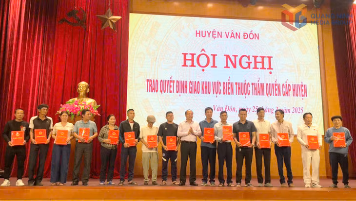 Huyện Vân Đồn trao Quyết định giao khu vực biển thuộc thẩm quyền cấp huyện cho các hộ gia đình, cá nhân NTTS trên địa bàn.