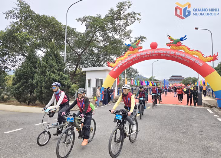 Hoạt động đạp xe đạp hữu nghị qua biên giới từ cửa khẩu Hoành Mô (Việt Nam) - Động Trung (Trung Quốc) đến huyện Bình Liêu (Quảng Ninh).&nbsp;Ảnh: Đỗ Hùng