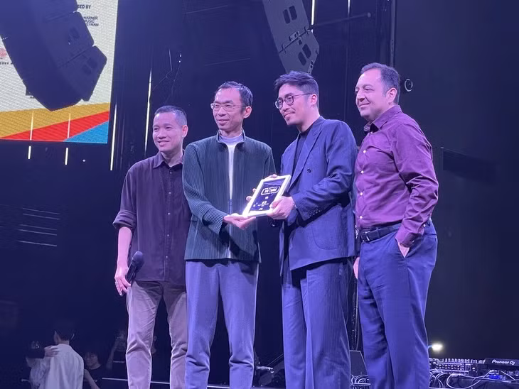 Vũ. nhận giải thưởng Top 10 Local Artists - Ảnh: LAN HƯƠNG