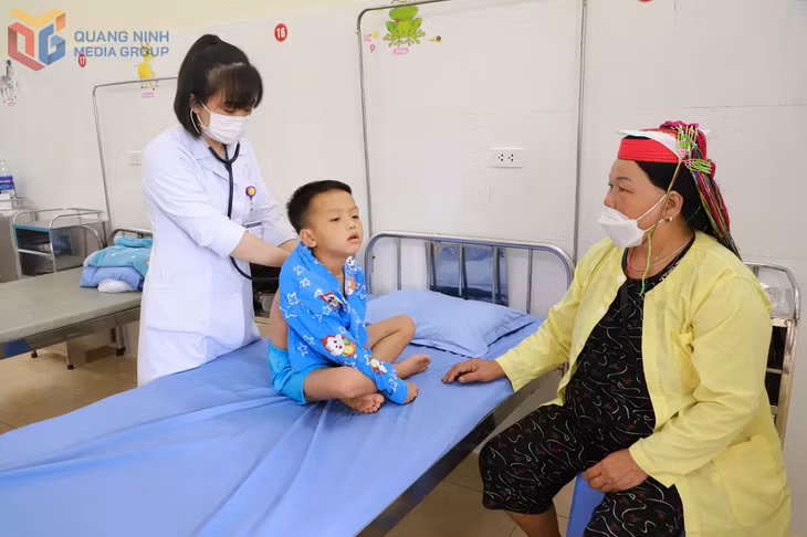 Trung tâm Y tế huyện Bình Liêu khám sức khỏe cho trẻ em trên địa bàn.