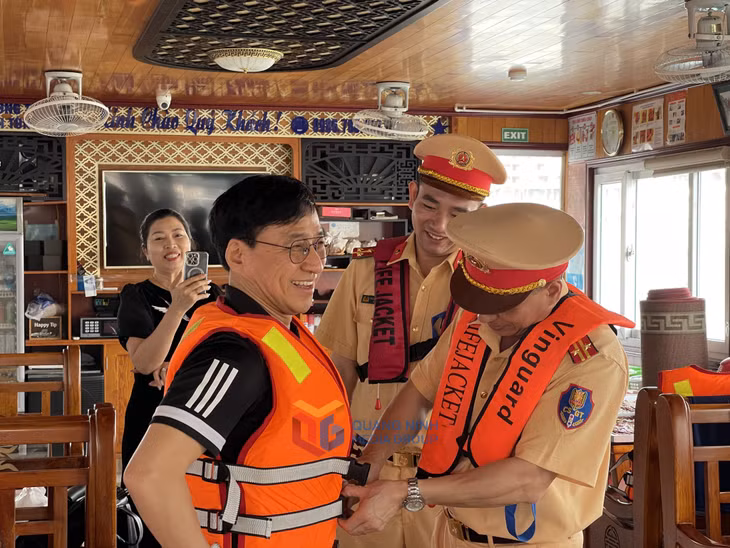 Lực lượng CSĐT, phòng CSGT (Công an tỉnh) hướng dẫn du khách Hàn Quốc mặc áo phao khi du lịch trên Vịnh Hạ Long.