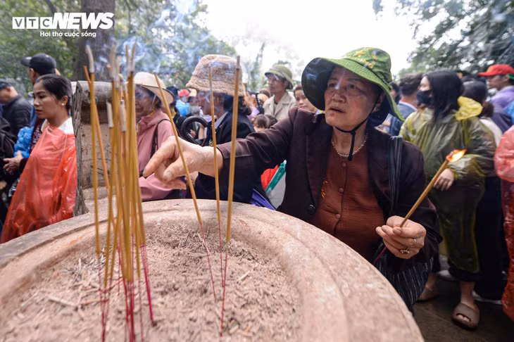 Trước dòng người đổ mỗi lúc một đông, không ít du khách dừng lại ngay tại cổng Đền để thành kính dâng hương, khấn nguyện trước khi tiếp tục hành trình lên Đền chính.