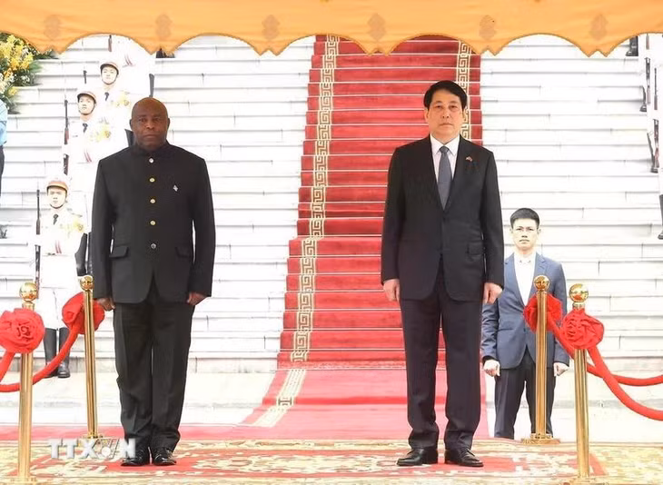 Chủ tịch nước Lương Cường và Tổng thống Cộng hòa Burundi Évariste Ndayishimiye trên bục danh dự, nghe quân nhạc cử Quốc thiều hai nước. (Ảnh: Lâm Khánh/TTXVN)