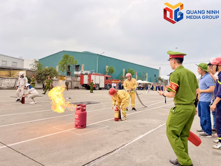 Các đội tham gia phần thi thực hành nghiệp vụ chữa cháy và cứu nạn cứu hộ.