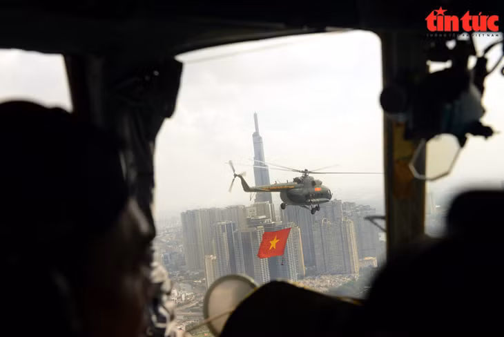 Cờ Tổ quốc tung bay trên bầu trời TP Hồ Chí Minh.