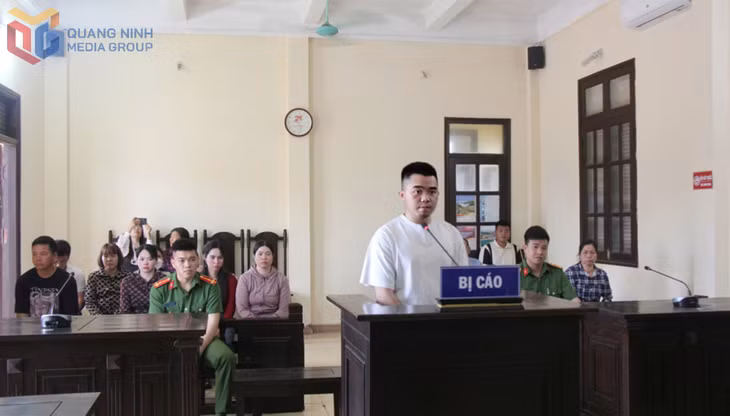Ngày 17/4, Tòa án nhân dân huyện Cô Tô mở phiên tòa xét xử sơ thẩm vụ án “mua bán trái phép chất ma túy” và tuyên phạt 7 năm 6 tháng tù đối với Đoàn Đắc Tiến, thôn 3, xã Thanh Lân, huyện Cô Tô. Ảnh: Thu Báu (CTV)