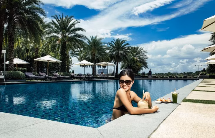 Diện mạo khách sạn nhìn từ hướng chính diện với hồ bơi nước mặn dài 25 m. Ảnh: Mia Saigon - Luxury Boutique Hotel.