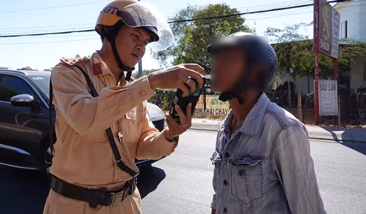 CSGT Bình Thuận kiểm tra nồng độ cồn người dân trên địa bàn. Ảnh: Phạm Duy