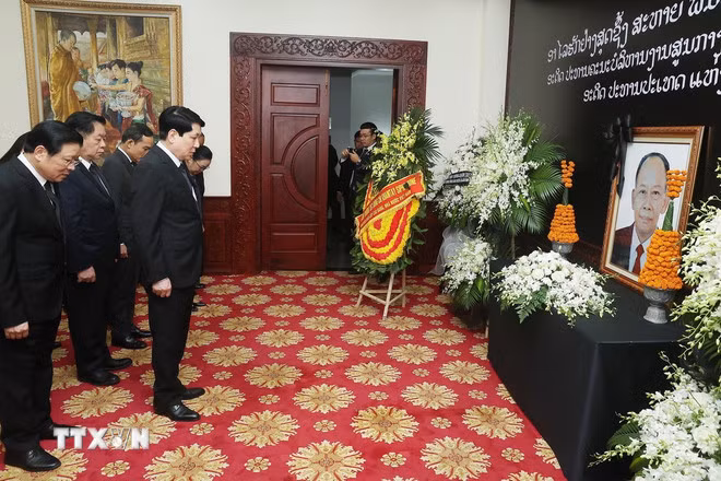 Chủ tịch nước Lương Cường viếng nguyên Chủ tịch Đảng Nhân dân Cách mạng Lào, nguyên Chủ tịch nước Lào Khamtay Siphandone. (Ảnh: Lâm Khánh/TTXVN)