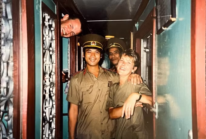 Mark (ngoài cùng bên trái) trên chuyến tàu Thống Nhất năm 1993. Ảnh: Rusty Compass