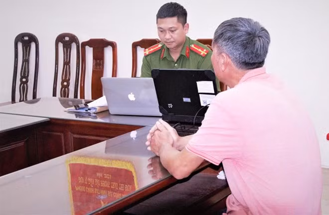 Cơ quan công an làm việc với ông H.V.T. Ảnh: Công an tỉnh Nam Định