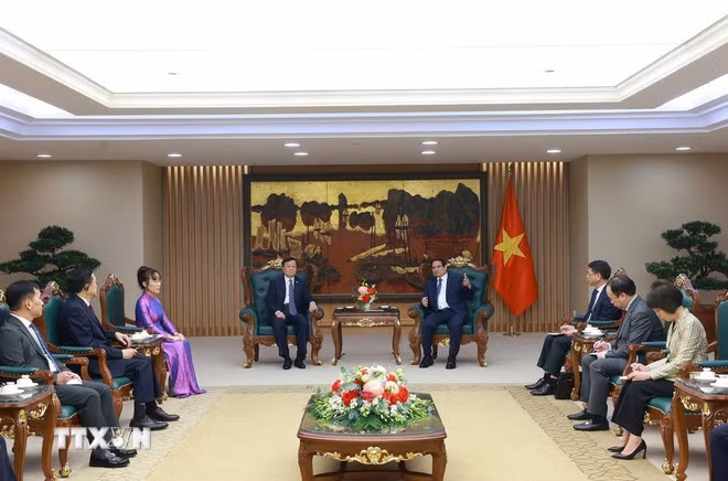 Thủ tướng Phạm Minh Chính tiếp ông Hà Đông Phong, Chủ tịch Tập đoàn Máy bay thương mại Trung Quốc (COMAC). (Ảnh: Dương Giang/TTXVN)