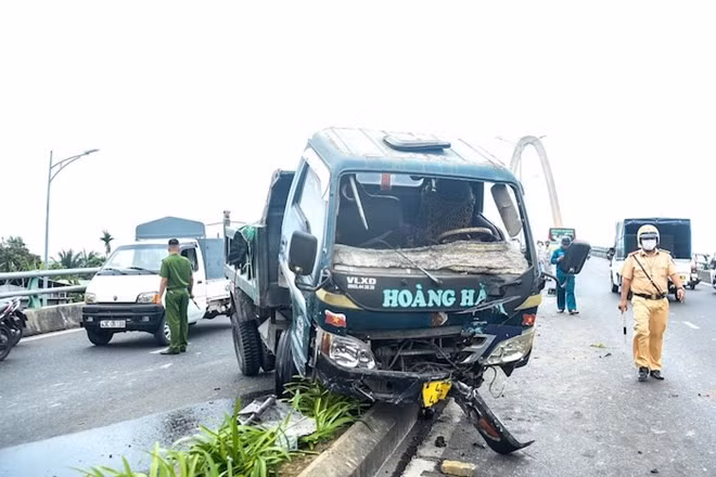 Tai nạn giao thông nghiêm trọng trên cầu Ngã Ba Huế, TP Đà Nẵng. Ảnh: V.N