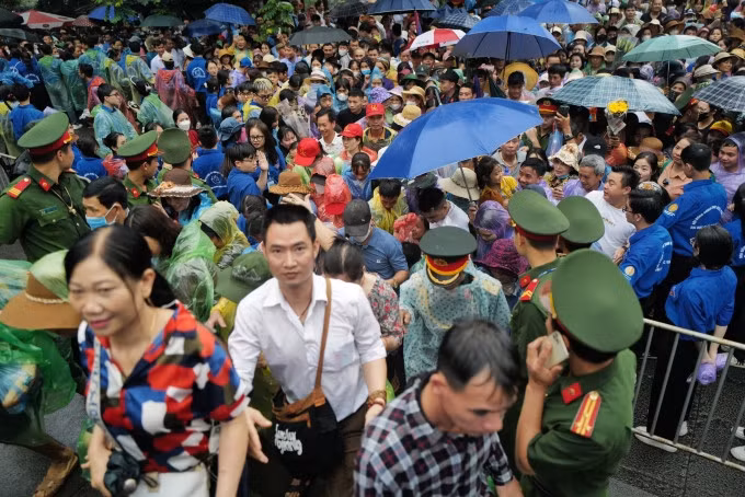 Du khách dự lễ giỗ tổ Hùng Vương năm 2024. Ảnh: Ngọc Thành
