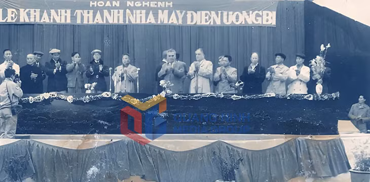 Thủ tướng Phạm Văn Đồng cùng các cấp lãnh đạo và chuyên gia Liên Xô trong Lễ khánh thành Nhà máy Điện Uông Bí ngày 18/1/1964. Ảnh: Tư liệu