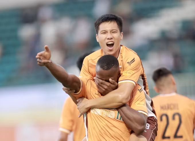 Nguyễn Hữu Anh Tài (trên) ăn mừng cùng Washington Brandao sau khi ngoại binh này nâng tỷ số lên 2-0 cho HAGL. Ảnh: Minh Trần