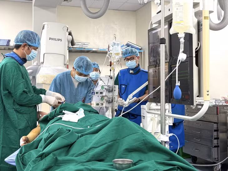 Các bác sĩ Bệnh viện Hữu nghị Việt Đức trực tiếp hội chẩn liên khoa, thăm khám lâm sàng cho các bệnh nhân tại Bệnh viện Đa khoa tỉnh Vĩnh Phúc. Ảnh: Mạnh Thắng