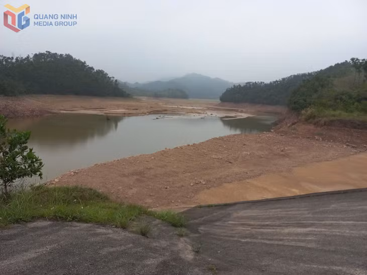 Đập Đầm Hà Động trong tình trạng cạn dần nguồn nước. (Ảnh chụp tháng 4/2025)