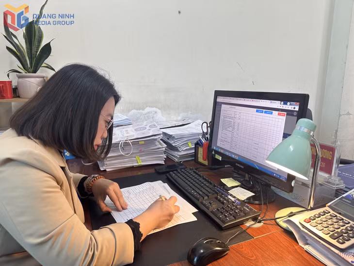 Công chức phòng Tài chính - Kế hoạch của TP Uông Bí rà soát số liệu.