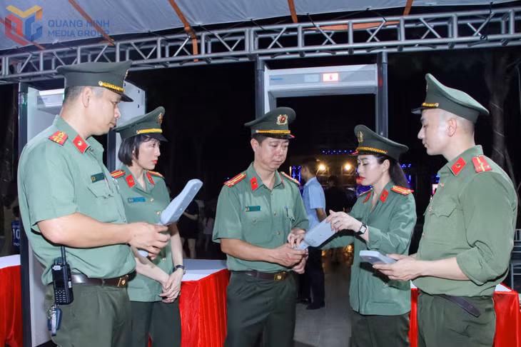 Đồng thời, triển khai các phương án kiểm soát an ninh chặt chẽ đối với du khách ra vào khu vực diễn ra lễ hội.