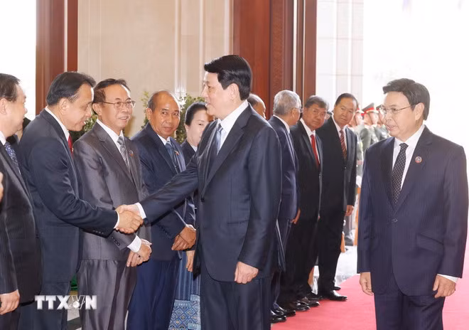 Chủ tịch nước Lương Cường với các thành viên đoàn Quốc hội Lào. (Ảnh: Lâm Khánh/TTXVN)