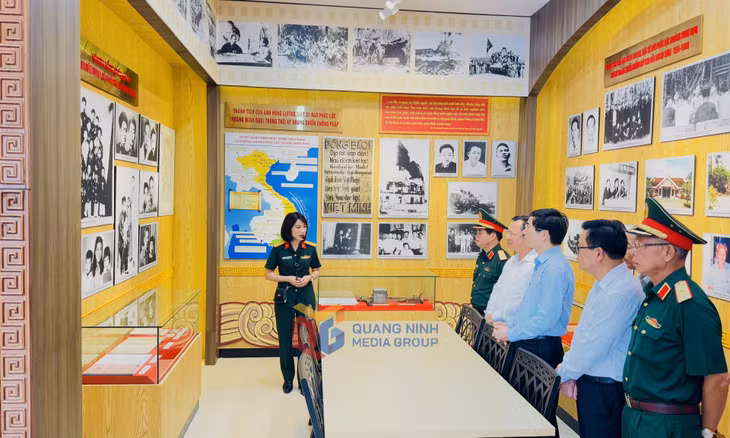 Các đại biểu được nghe giới thiệu về cuộc đời hoạt động của Anh hùng LLVT nhân dân Liệt sỹ Đào Phúc Lộc. 