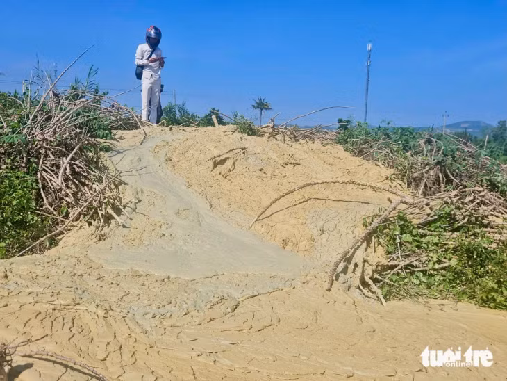 Bùn phun trào khiến nhiều người dân đến xem - Ảnh: MINH CHIẾN