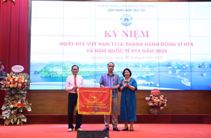 HTX Đông Thành, TP Hạ Long vinh dự được BCH Liên minh HTX Việt Nam tặng cờ dẫn đầu phong trào năm 2024.