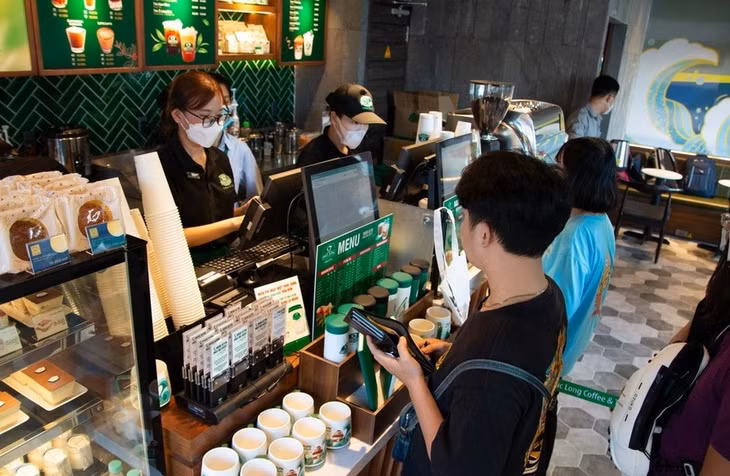 Người dùng có xu hướng ưu tiên sản phẩm trà, đồ uống chức năng. Ảnh: Phương Lâm.