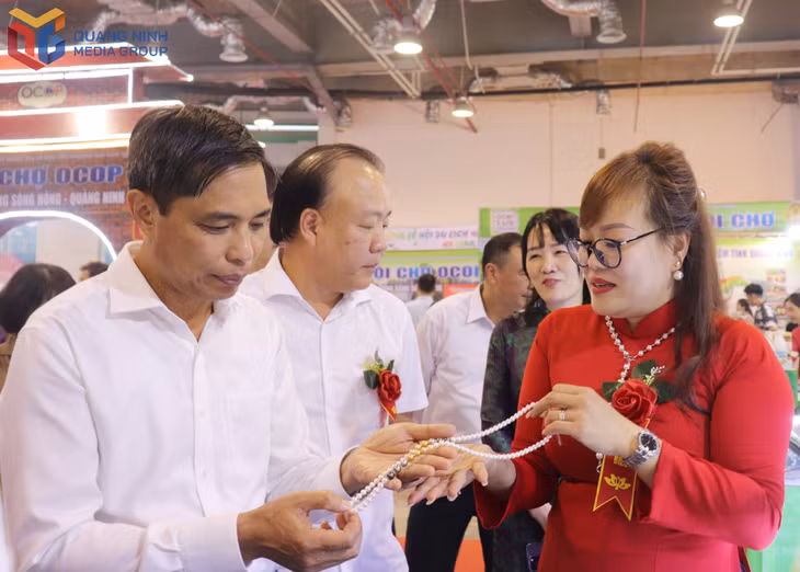Các đại biểu tham quan gian hàng trưng bày, giới thiệu sản phẩm ngọc trai.