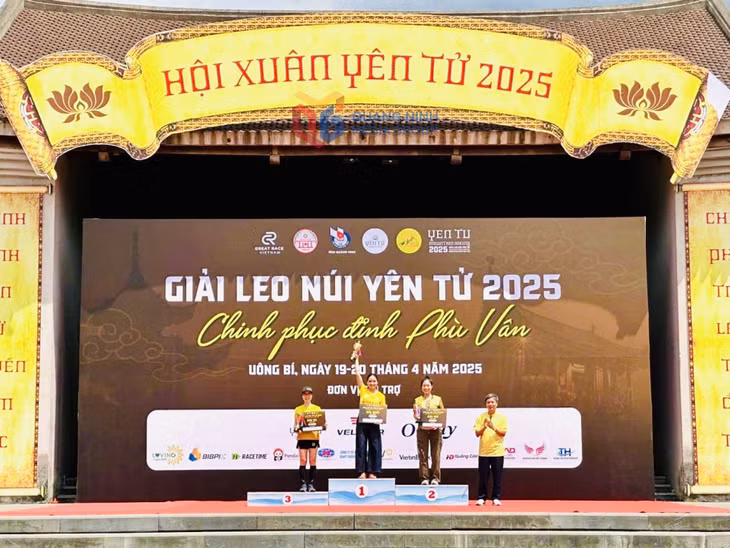 Ban Tổ chức trao Giải Nhất, Nhì, Ba cho nữ.