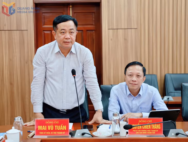 Đồng chí Mai Vũ Tuấn, Bí thư Thành ủy Uông Bí phát biểu tại cuộc họp.