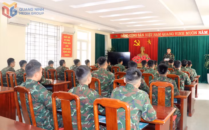 Chỉ huy Đại đội Trinh sát cơ giới triển khai chương trình hành động thực hiện Nghị quyết Đại hội chi bộ nhiệm kỳ 2025-2027.